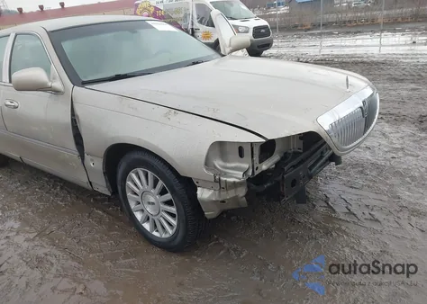 2011 Lincoln Town Car Signature Limited z USA, uszkodzony, nr VIN 2LNBL8CV2BX762056